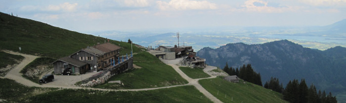 Hochalphütte 1.500m, Mitte die Bergstation, rechts im Dunst der Forggensee