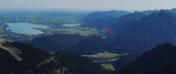 Füssen mit Forggensee, rechts davon der Bannwaldsee, Schloss Neuschwanstein, dahinter der Tegelberg