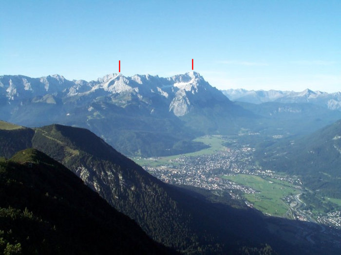 Blick vom Estergebirge auf Garmisch-Partenkirchen und den Wettersteinkamm mit Alpspitze und Zugspitze