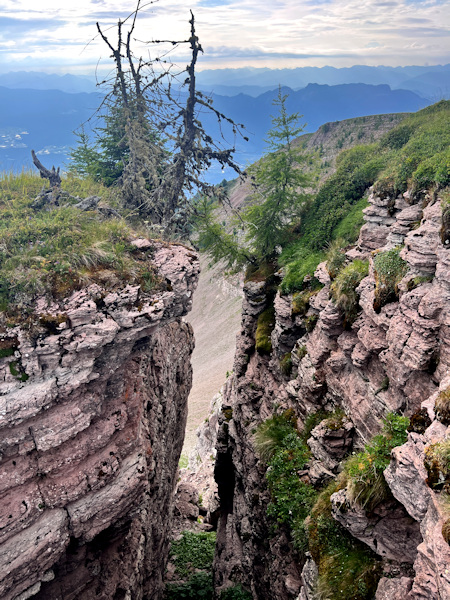 Felsspalten am Monte Peller