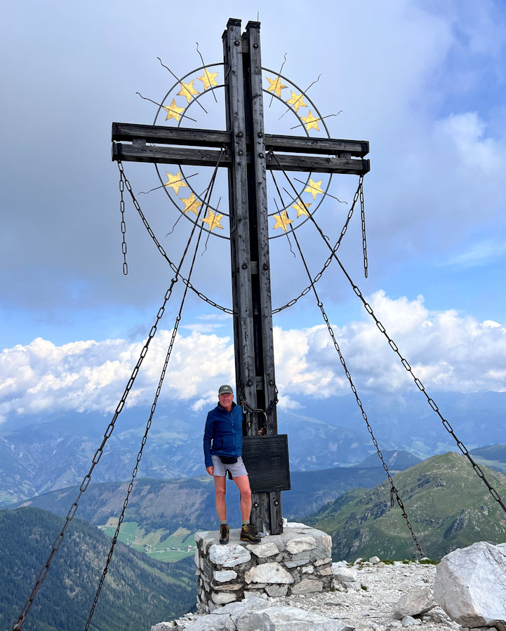 Uli am Gipfelkreuz Große Kinigat