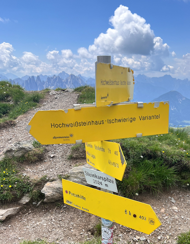 Wegweiser an der Steinkarspitze