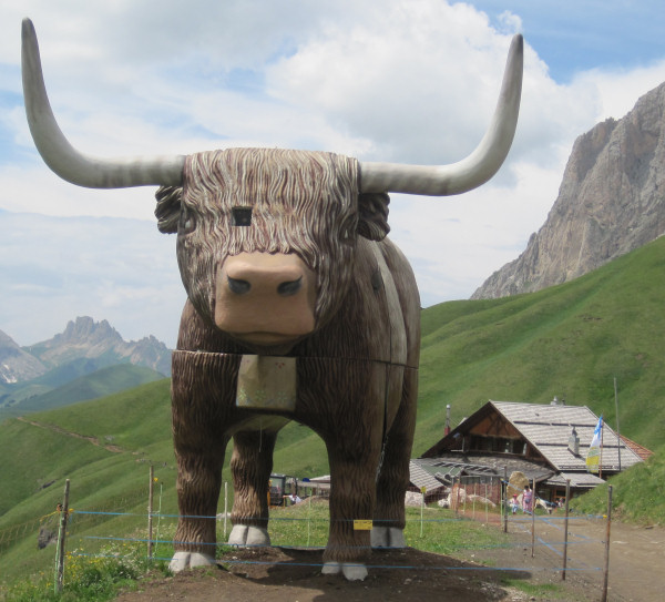 überdimensionale Kuh vor der Friedrich-August-Hütte