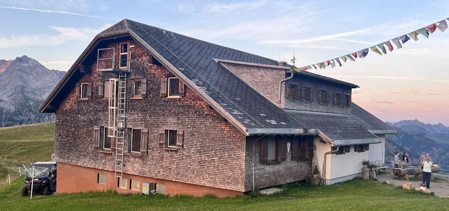 Biberacher Hütte im Morgenlicht