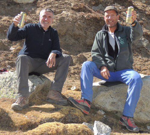 Nepal Trekking Ralf und Uli gönnen sich ein Bier