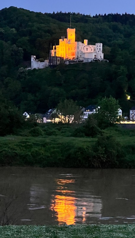 Blick auf beleuchtetes Schloss Stolzenfels
