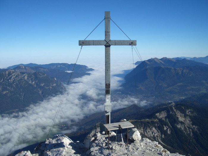 Alpspitze Gipfelkreuz, rechts dahinter das Estergebirge