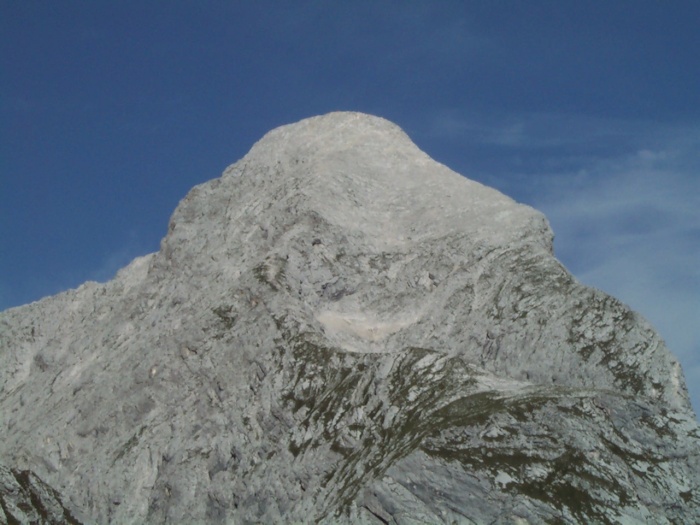 Von der Mauerscharte im Osten aus gesehen wirkt die Alpspitze nicht so elegant